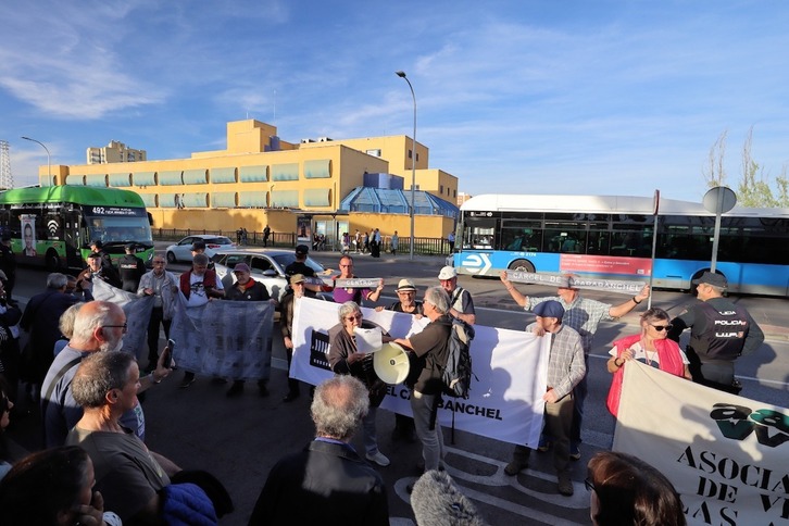 Los memorialistas, ante el edificio del antiguo hospital penitenciario.