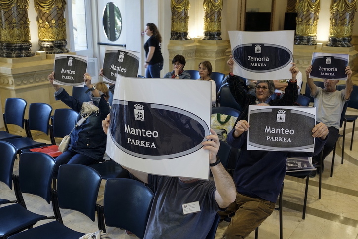 Carteles en defensa del mantenimiento de la zona verde de Manteo.