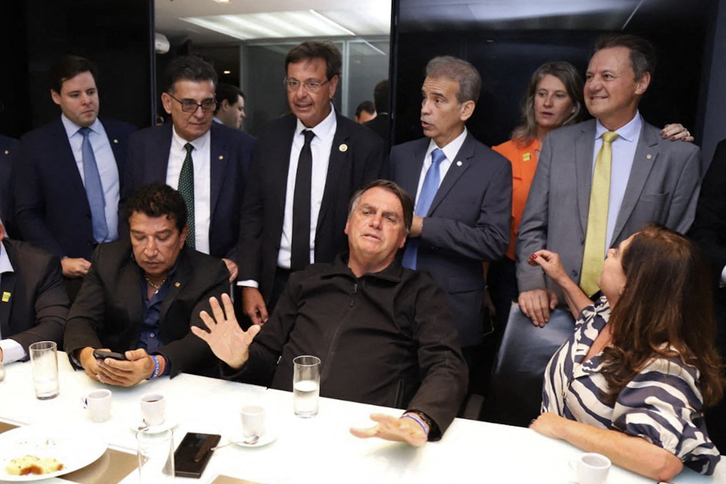 Bolsonaro, de vuelta en Brasil, en la sede del Partido Liberal. 