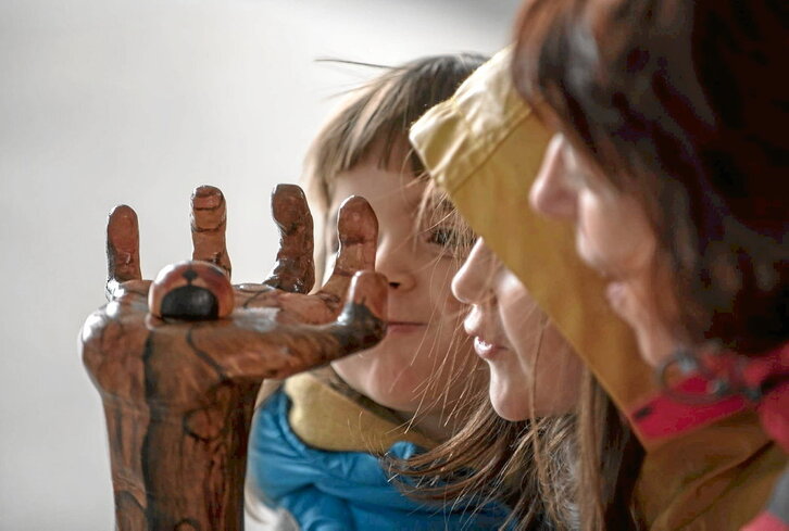 Marigorri jokoa. Biharamunean zer eguraldi eginen duen errateko eskatu ohi zaio intsektu honi. Igo eta hegan egiten badu, eguraldi ona eginen duen seinale; bertzela, euria etorriko da.