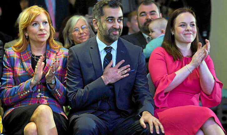 Humza Yousaf irabazlea, alboan Ash Regan eta Kate Forbes dituela.