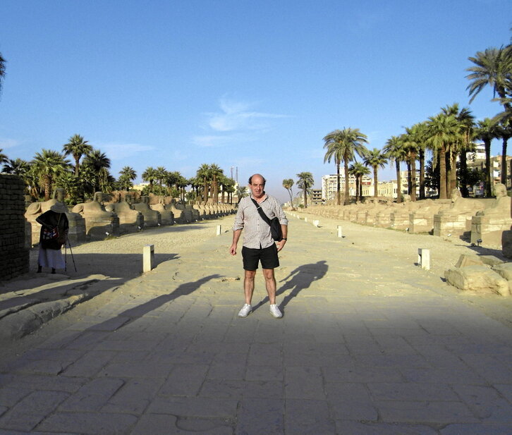 Karlos Almorza, Egiptora egindako bidaia batean, Luxor hiriko Esfingeen Etorbide famatuan.