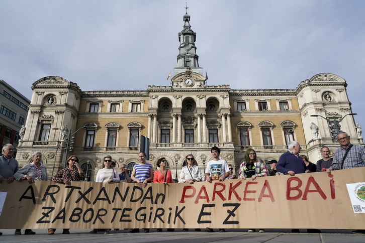 Concentración vecinal contra el vertedero de Artxanda ante el Consistorio bilbaino.