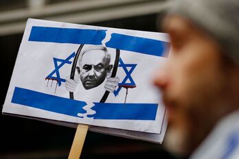 Imagen de Benjamin Netanyahu en un cartel durante una protesta en el consulado israelí en Nueva York.
