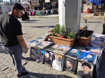 Puesto de venta de pósters de figuras clave del chiismo en los alrededores del santuario chií del imán Al-Kadhem, en el barrio de Kadhimiya. 