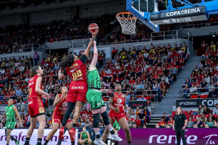 Markeisha Gatling ha sido dueña y señora de la pintura y del partido.