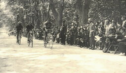 En la imagen inferior se puede observar un momento de la Vuelta Ciclista País Vasco de 1926, con meta en Iruñea.