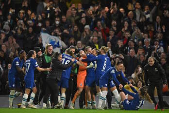 Las jugadoras del Chelsea, con Berger en el centro, se abrazan tras la voltereta final en Stamford Bridge.