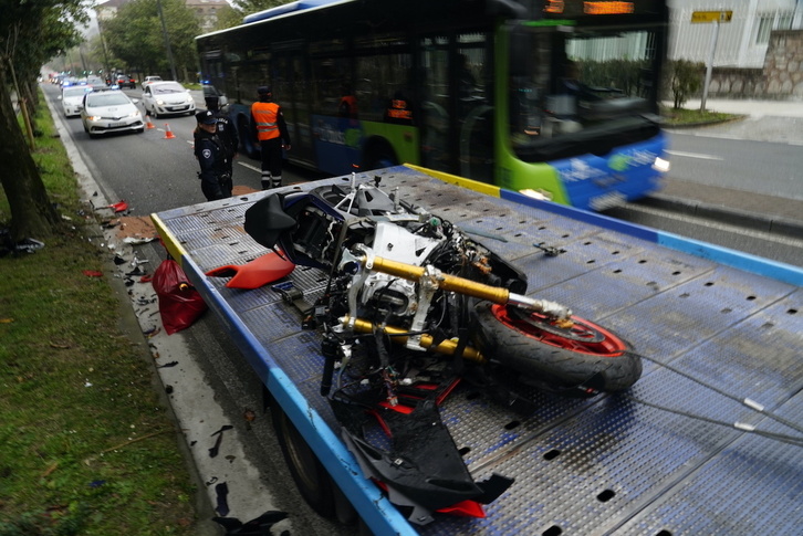Operarios retiran la motocicleta en que viajaba el malogrado joven.