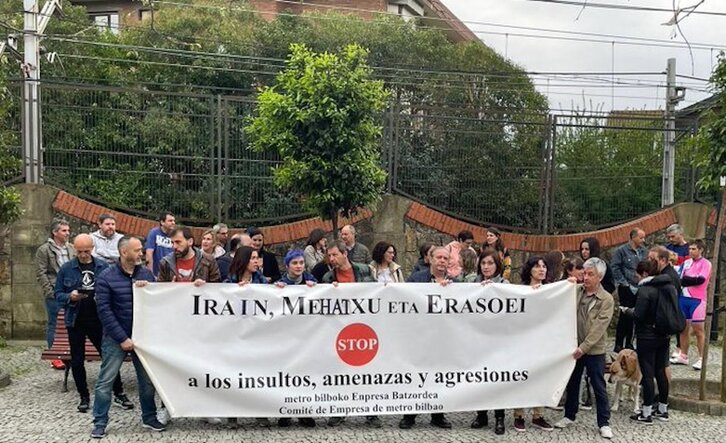 Concentración del comité de empresa de Metro Bilbao en la estación de Neguri.