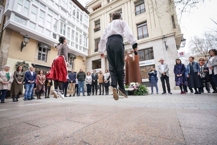 Azazetako sarraskiaren biktimak oroitu ditu Gasteizek.