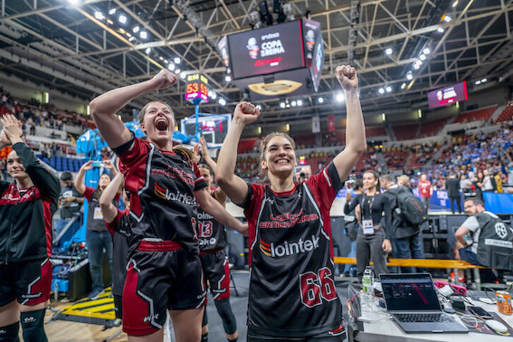 Euforia desatada en la celebración de Lointek Gernika Bizkaia.