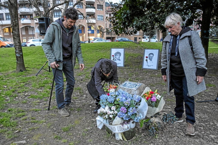 Ofrenda floral en Azpeitia a los cuatro muertos en la emboscada de la bahía de Pasaia.