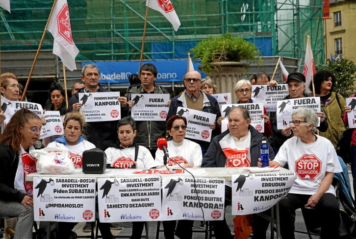 Mari Carmen, erdian, atzo Donostian Sabadell banketxe parean eginiko elkarretaratzean.