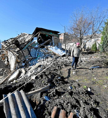 Un ucraniano, junto a una casa destruido en un ataque con misiles, ayer en Jarkov.