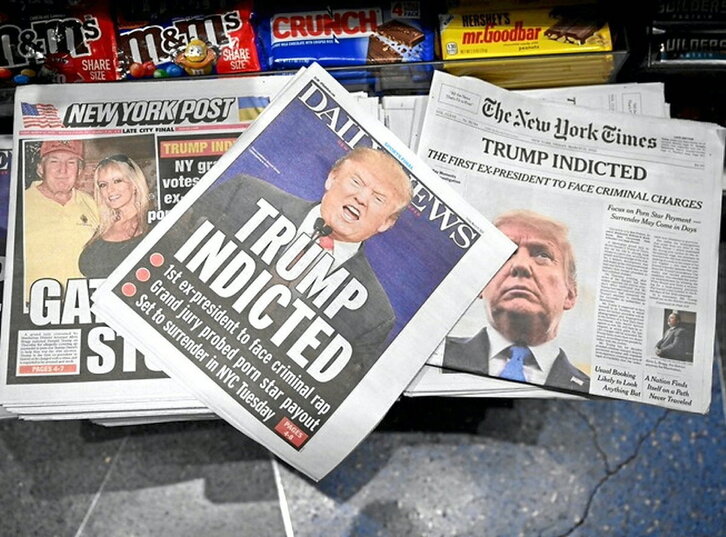 Portadas de diarios con la noticia de la imputación de Trump.