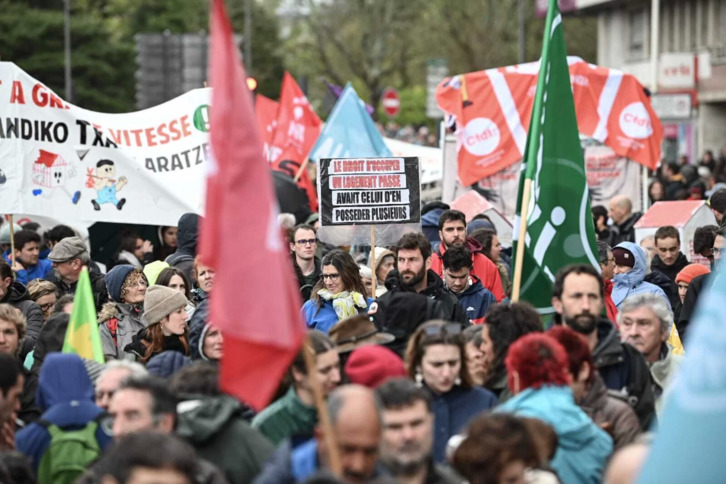 Etxebizitza eskubidearen alde Baionan egin den manifestazioko irudia.