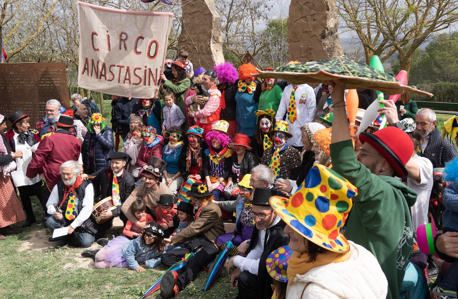 Asistentes al acto, ataviados con elementos circenses. (Jagoba MANTEROLA | FOKU)