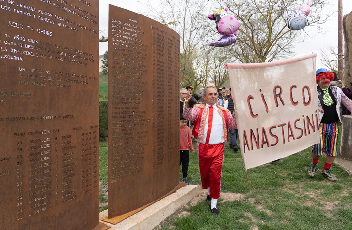 La comitiva circense, a su llegada al Parque de la Memoria de Larraga.