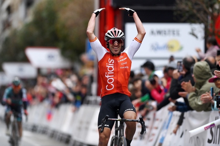 Ion Izagirre celebra la victoria en el Gran Premio Miguel Indurain.