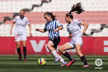Sara Carrillo se lleva el balón en una acción del encuentro frente al Sevilla.