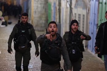 Policías israelíes patrullan en la Ciudad Vieja de Jerusalén tras matar al joven palestino.