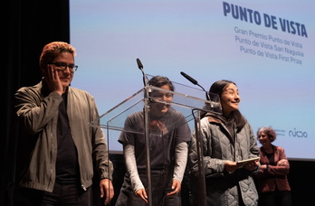 Integrantes del Colectivo Silencio, recogiendo el premio en Iruñea.