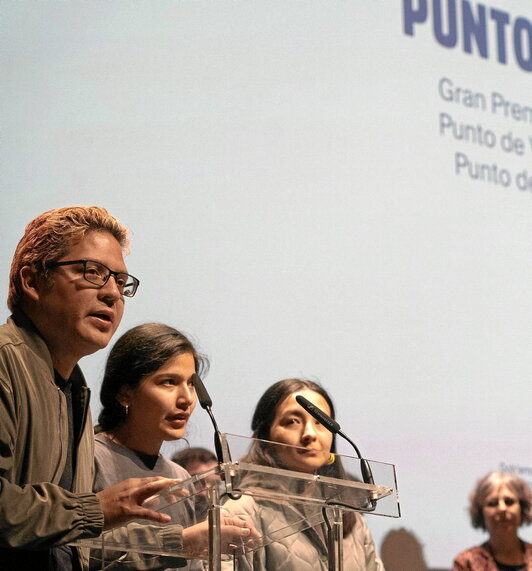 Integrantes del Colectivo Silencio recogen el premio en Iruñea.