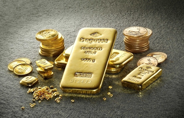 Lingotes y monedas de oro.