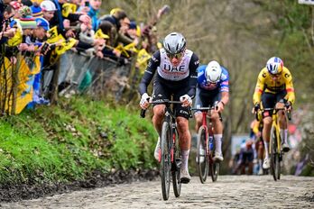 Tadej Pogacar ha superado a Van der Poel y Van Aert en el Tour de Flandes.