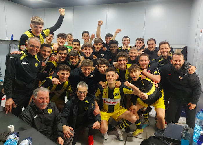 Plantilla y cuerpo técnico celebran la clasificación para la fase de ascenso. (@cdbasconia) Plantilla y cuerpo técnico celebran la clasificación para la fase de ascenso. (@cdbasconia)