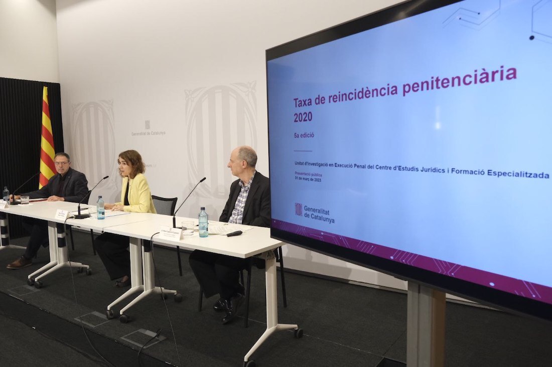 La consellera Ubasart, junto al secretario de Medidas Penales, Reinserción y Atención a la Víctima, Amand Calderó Monfort, y el jefe del área de investigación y formación en ejecución penal del CEJFE, Manel Capdevila. (GENERALITAT DE CATALUNYA)