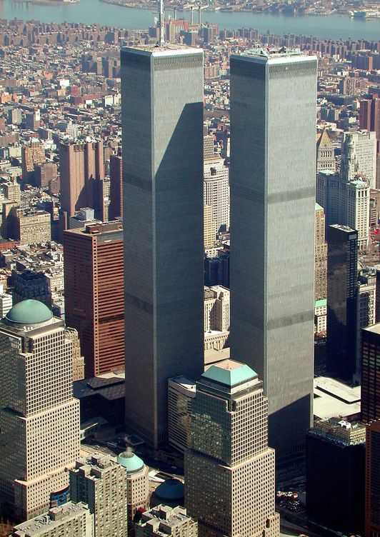 Las Torres Gemelas, destacando sobre el paisaje abigarrado de Nueva York en marzo de 2001.