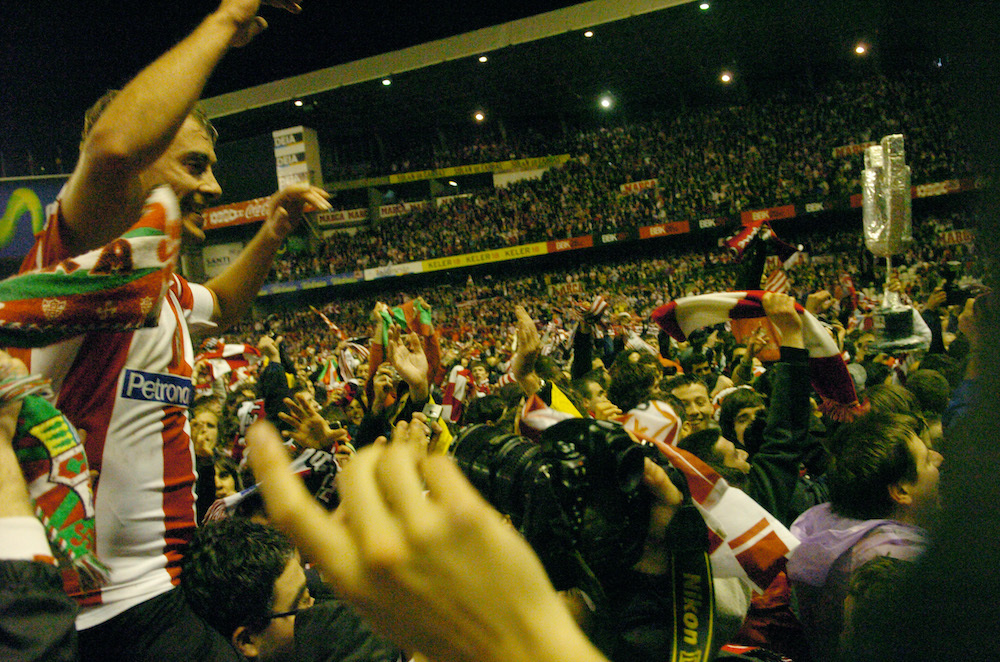 Yeste zaleekin ospatzen 2009ko Kopako finalerako sailkapena. (Luis JAUREGIALTZO / FOKU)