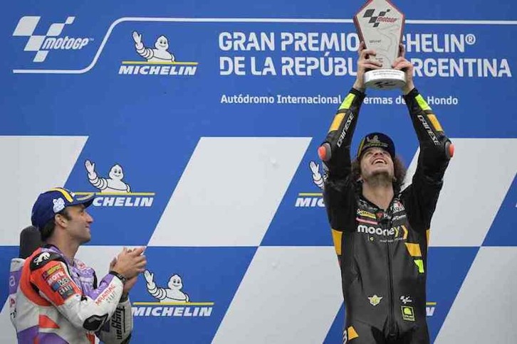 Felicidad de Marco Bezzecchi, sumando su primer triunfo en MotoGP y liderando la clasificación.