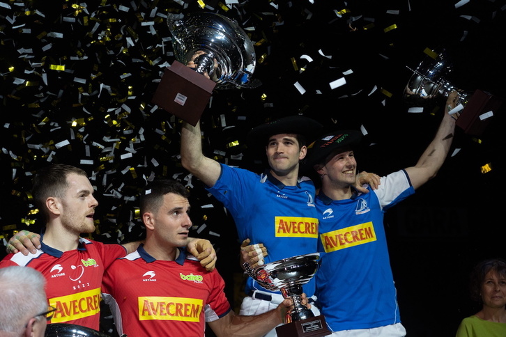 Zabaleta eta Elordi, podiumaren gorenean, irabazleen txapela eta garaikurrekin; behean, Laso eta Imaz.