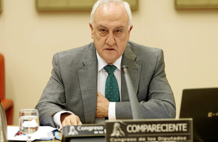 Con uniforme y medallas, en la dimisión de la directora general.