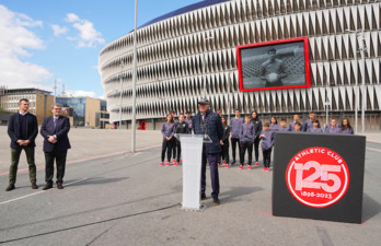 Lezamako harrobiko hainbat atezain izan dira Iribarren eskulturaren kokagunearen aurkezpenean.