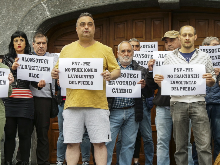 Vecinos de Alonsotegi se manifiestan pidiendo el cambio en el Gobierno municipal tras los comicios en 2019.