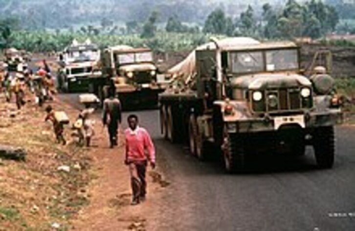 Ruandako sarraskian, herritarrak ur bila