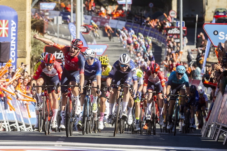 Ethan Hayter ha ganado al sprint con tercer puesto de Jon Aberasturi y cuarto de Álex Aranburu.