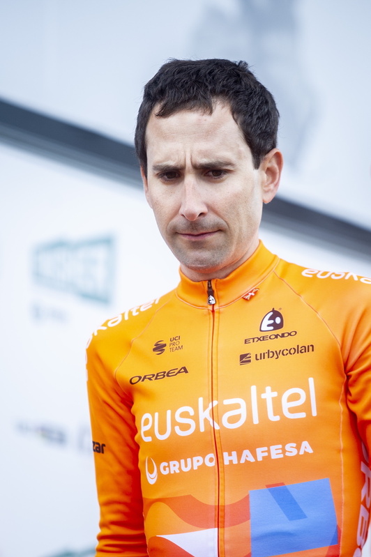 Mikel Bizkarra, antes de tomar la salida en la Itzulia en Gasteiz.