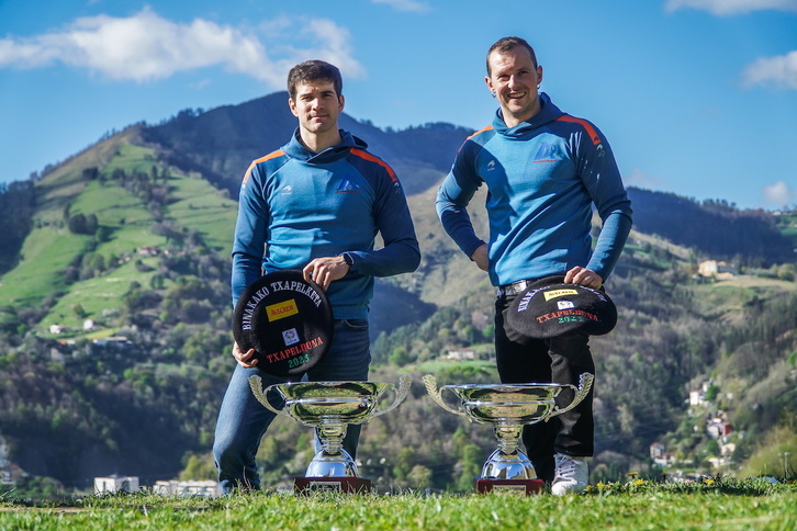 Jose Javier Zabaleta y Aitor Elordi posan con sus txapelas, con el monte Urko al fondo.