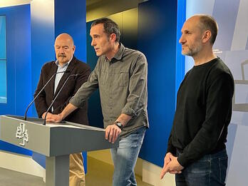  Iñigo Iturrate, Julen Arzuaga y Gustavo Angulo han leído la declaración en el Parlamento de Gasteiz.