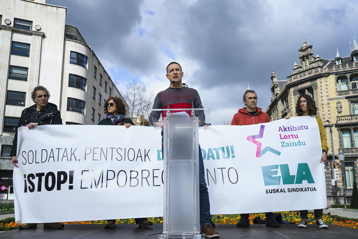 El secretario general de ELA, Mitxel Lakuntza, se dirige a los participantes en la manifestación de Bilbo.