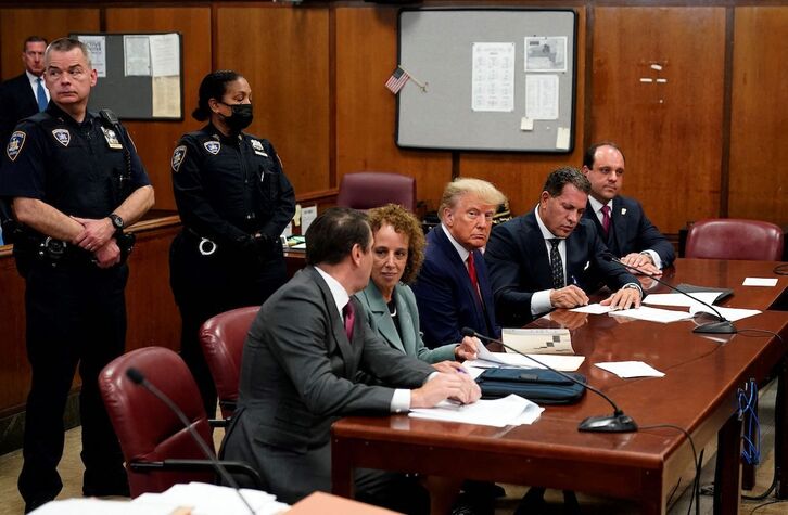 Donald Trump, sentado junto a su equipo de abogados, en el tribunal de Manhattan.