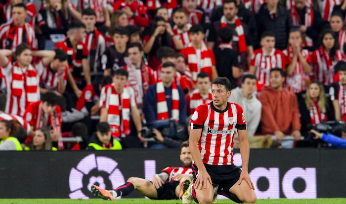 Vesga se lamenta en el suelo tras la eliminación en Copa. (@AthleticClu Vesga se lamenta en el suelo tras la eliminación en Copa. (@AthleticClub)