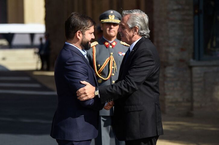 El presidente de Chile, Gabriel Boric, y su homólogo argentino, Alberto Fernández, se saludan durante la conmemoración de la Batalla de Maipú en Santiago.