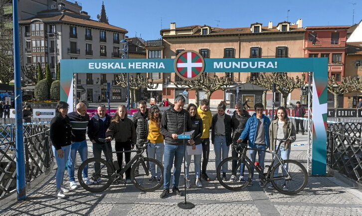 Rostros más o menos conocidos del ciclismo vasco mostraron ayer su respaldo a las iniciativas de Gure Esku.