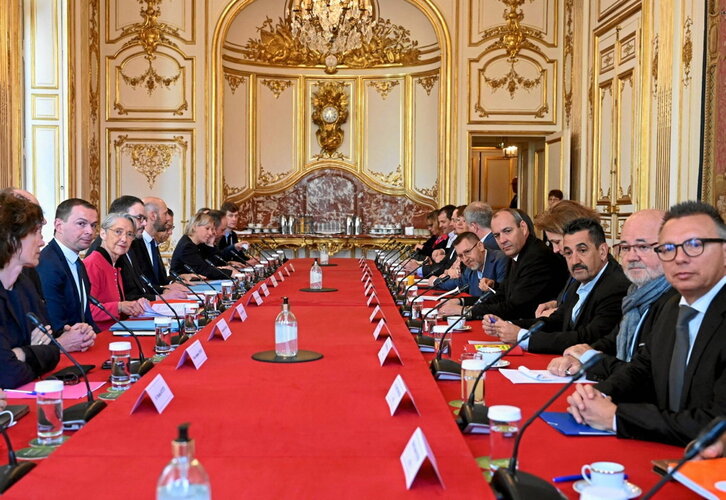 Bornek eta sindikatuek atzo Parisen izandakon bileraren argazkia.